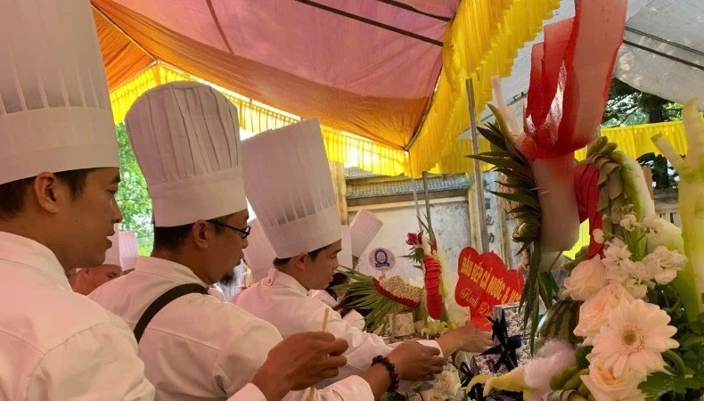 举行上香仪式缅怀郎僚王子,弘扬民族饮食文化。图自《人民报》