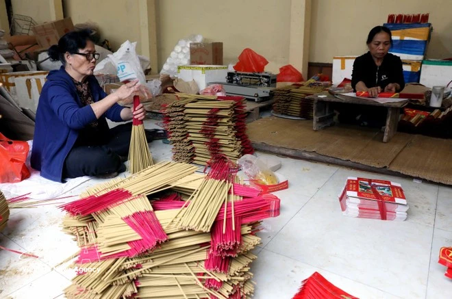 兴安省山南坊高居民区守护传统制香业。图自越通社