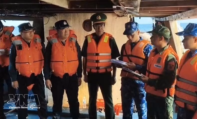 越南向中国执法部门移交2艘遇险渔船及10名渔民。图自越通社
