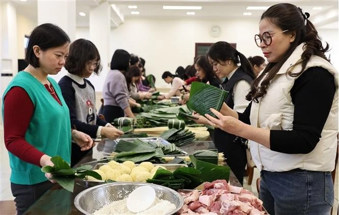 越南驻中国北京大使馆、大使馆工会举行包粽子活动。图自越通社