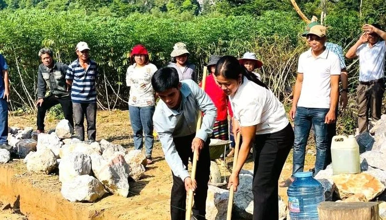 广平省少数民族“大团结”屋动工仪式。图自越通社