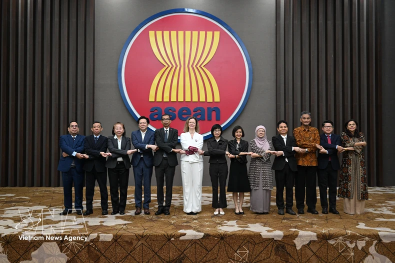 各国代表团团长合影。图自越通社