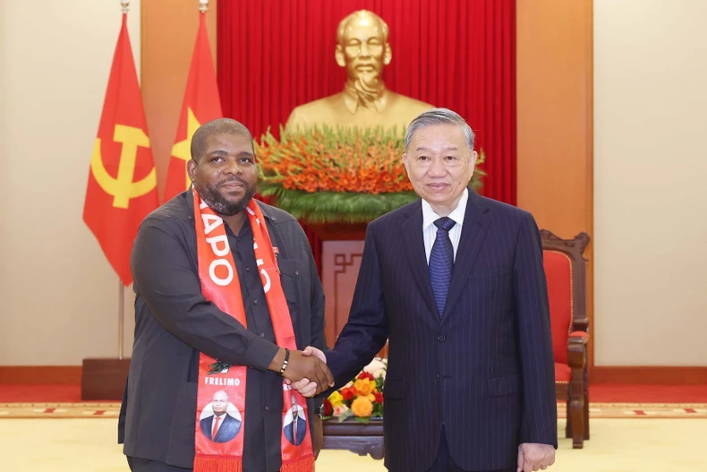 越共中央总书记苏林与莫桑比克解放阵线党(FRELIMO)总书记查基尔·阿布巴卡尔。图自越通社