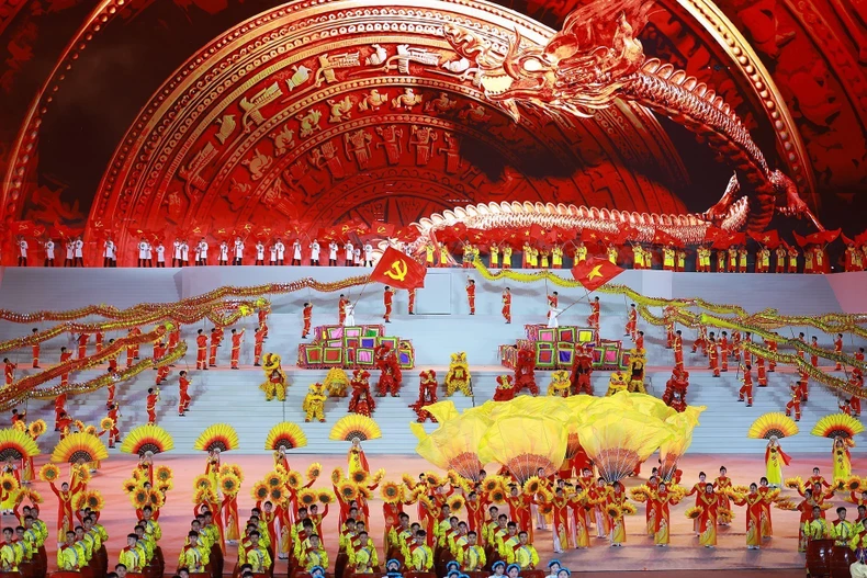 特别艺术晚会"在党的光荣旗帜下"在河内美亭国家体育场隆重举行。图自越通社