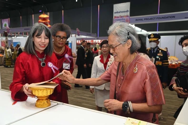 越南驻泰国大使范越雄夫人胡氏秋庄与泰国公主玛哈扎克里·诗琳通。图自越通社