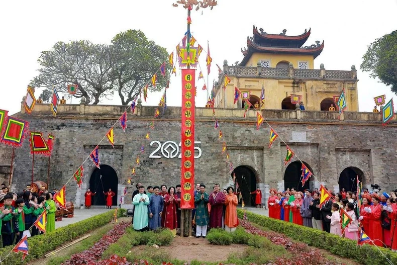 升龙皇城竖幡竿仪式。图自越通社