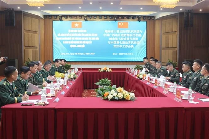 越南谅山省边防部队代表团与中国广西地区边防部队代表团及中越第七段边界代表团2025年工作会谈。图自越通社