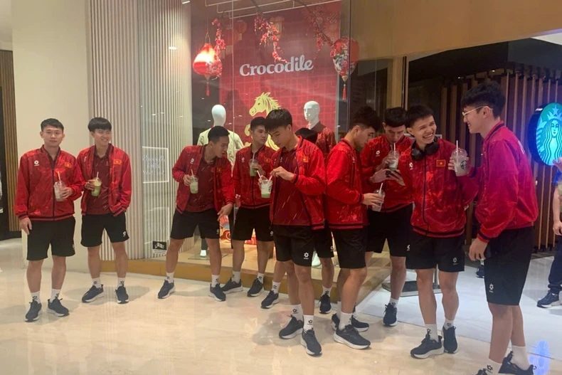 越南室内五人制足球队游览雅加达。图自越通社