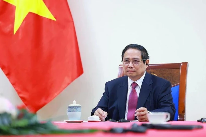 越南政府总理范明政与新西兰总理克里斯托弗·拉克森通电话。图自越通社