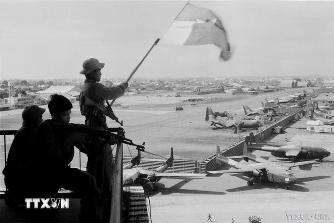 1975年4月30日,解放旗在新山一机场飘扬。图自越通社