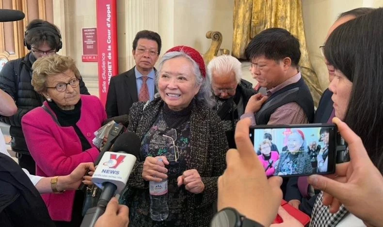 埃莱娜·吕克女士接受媒体的采访。图自越通社