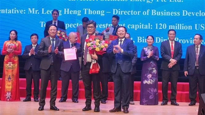 向投资者颁发投资证书。图自越通社