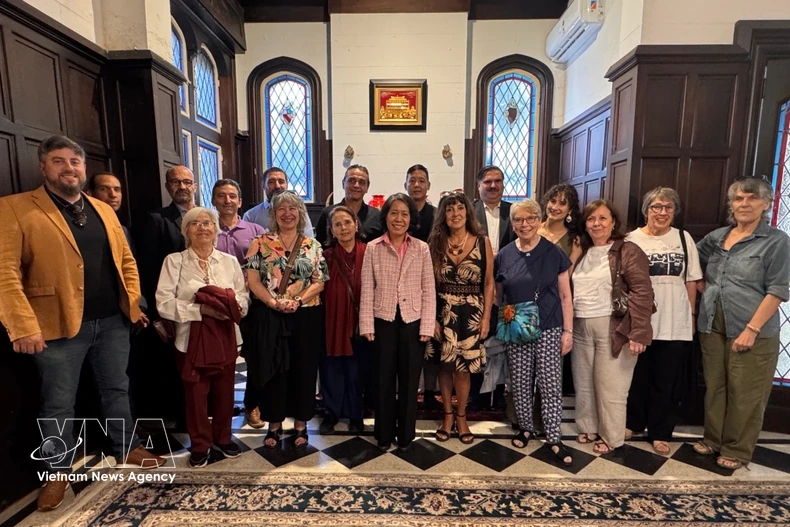 越南驻阿根廷大使吴明月与各位代表合影。图自越通社 