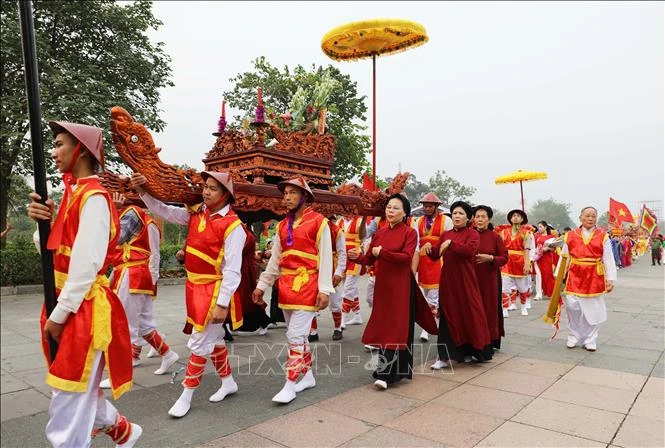 2024年雄王节:雄王庙抬轿仪式热闹非凡 | Vietnam+ (VietnamPlus)