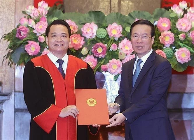 国家主席武文赏向武鸿南颁发最高人民法院法官任命书