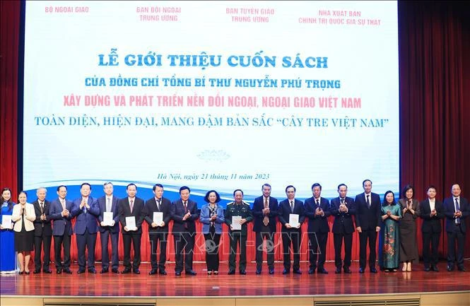 越共中央总书记阮富仲关于“竹式外交”政策一书问世
