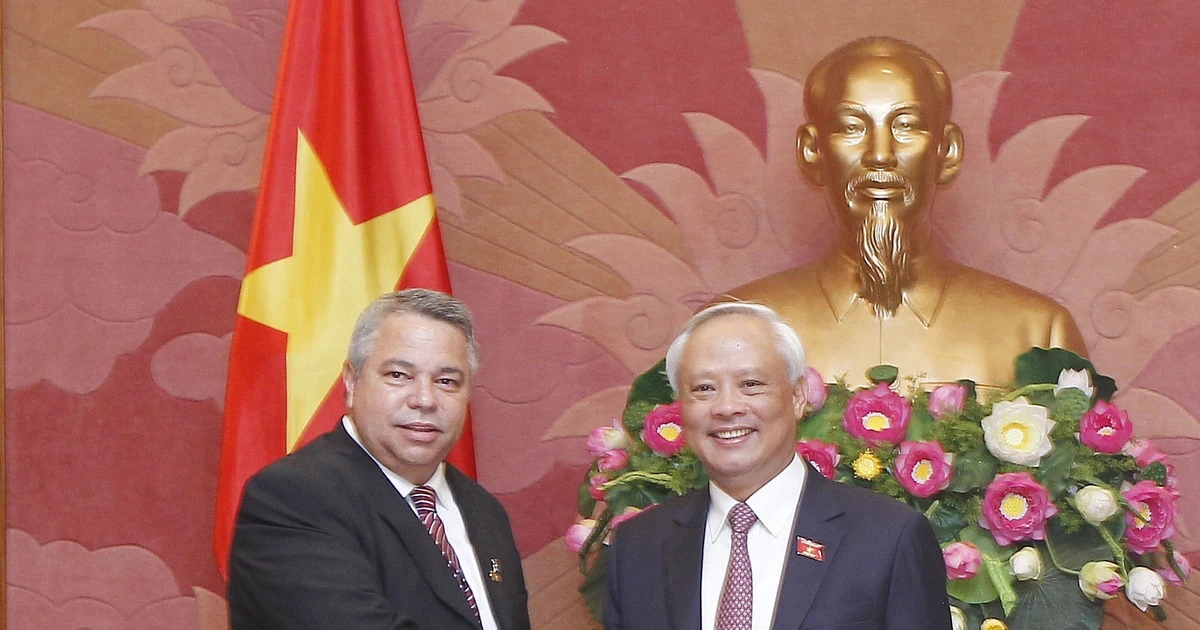 越南国家副主席汪周刘会见古巴工人中央工会秘书长吉拉特