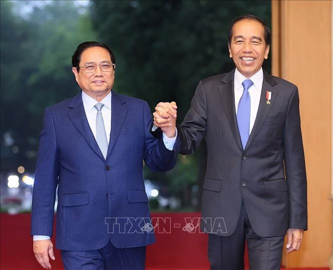 越南政府总理范明政会见印度尼西亚总统佐科·维多多
