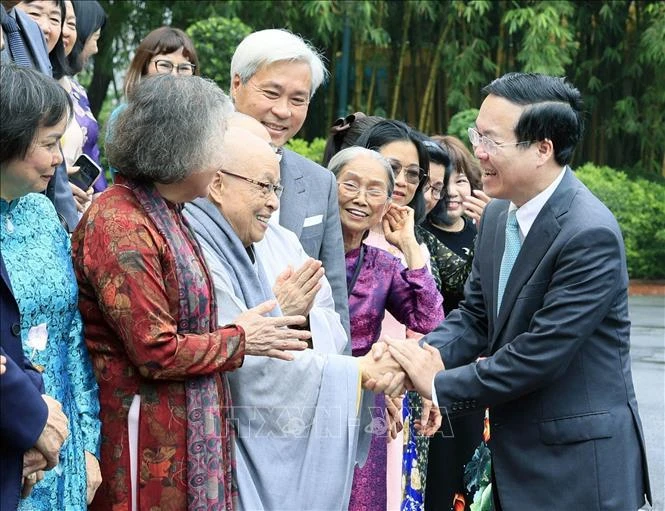 越南国家主席武文赏会见武阿丁助学基金和致力于黄沙长沙俱乐部代表