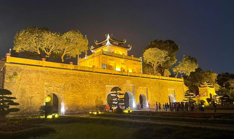 向游客推介升龙皇城夜游线路 | Vietnam+ (VietnamPlus)
