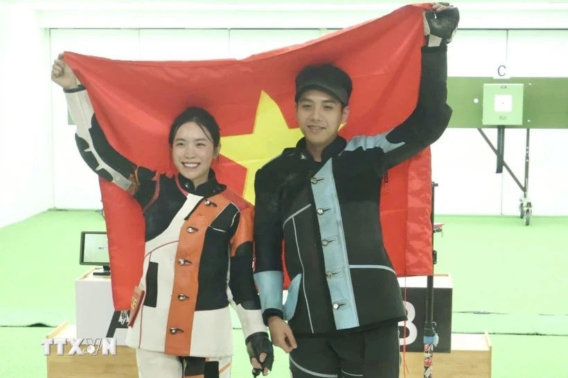 越南射击选手黎氏梦泉与阮心光。（图片来源：越通社）