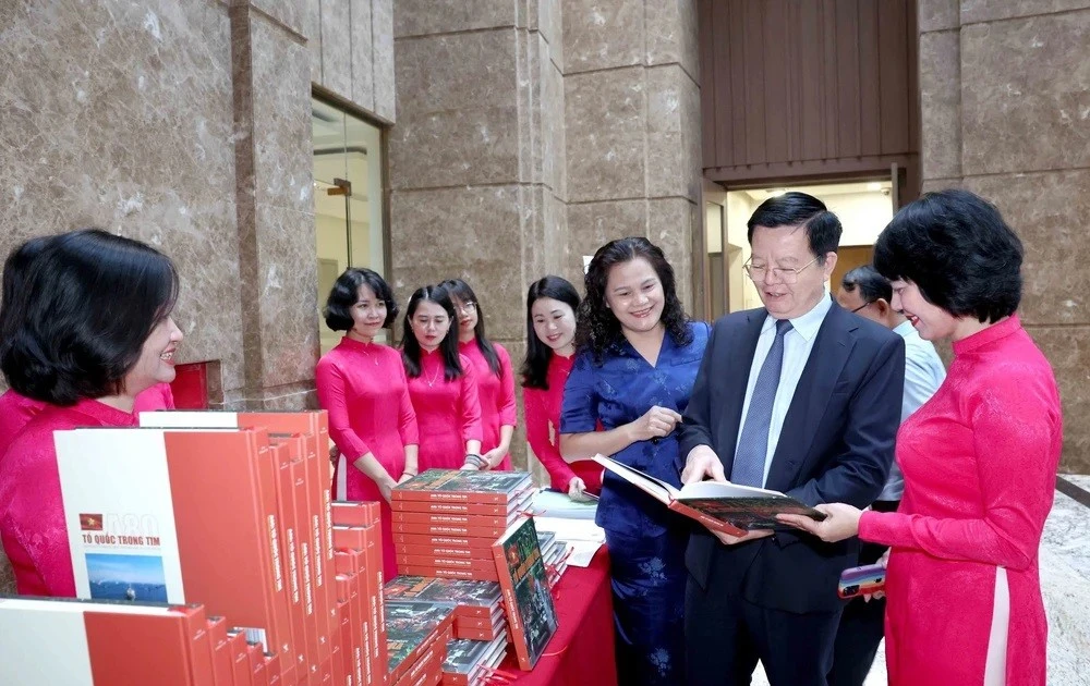 越南政府副总理梅文正参观越英双语画册《A80：祖国在心中》展览。（图片来源：越通社）