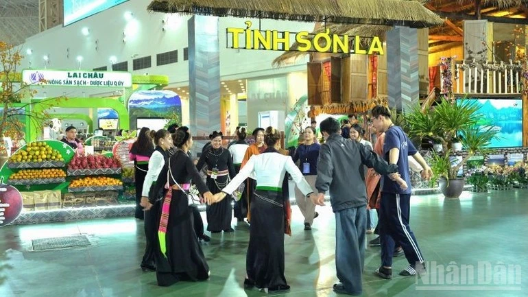 山罗省展位。(图片来源:越通社)