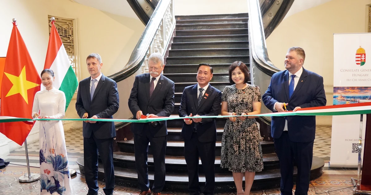 匈牙利国会主席出席二十世纪初胡志明市摄影展揭幕仪式并剪彩。（图片来源：越通社）