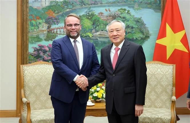 越南政府常务副总理阮和平会见德国黑森州科学与艺术部部长蒂蒙·格雷梅尔斯。（图片来源：越通社）