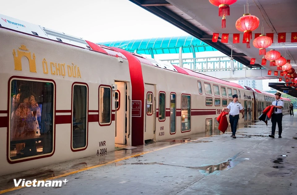 河内五城门文化遗产列车（The Hanoi Train）正在吸引众多游客前来体验。（图片来源：越通社）
