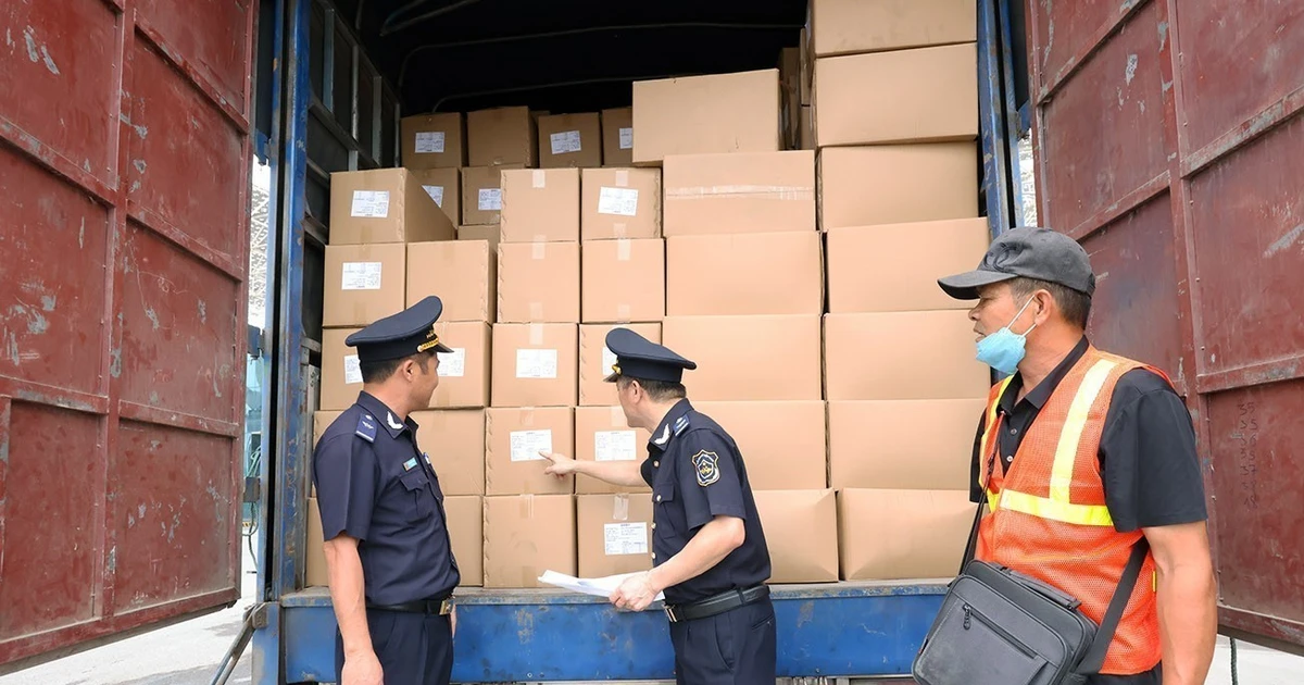 广宁省海关人员在广宁省北仑国际边境口岸检查出口货物。（图片来源：越通社）