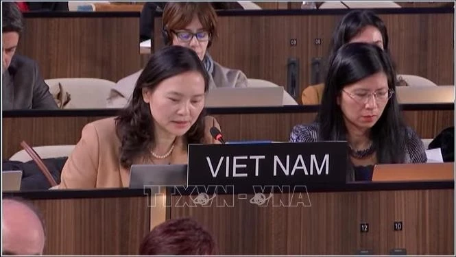 越南常驻联合国教科文组织代表团团长阮氏云英大使在会上发表讲话。(图片来源：越通社）