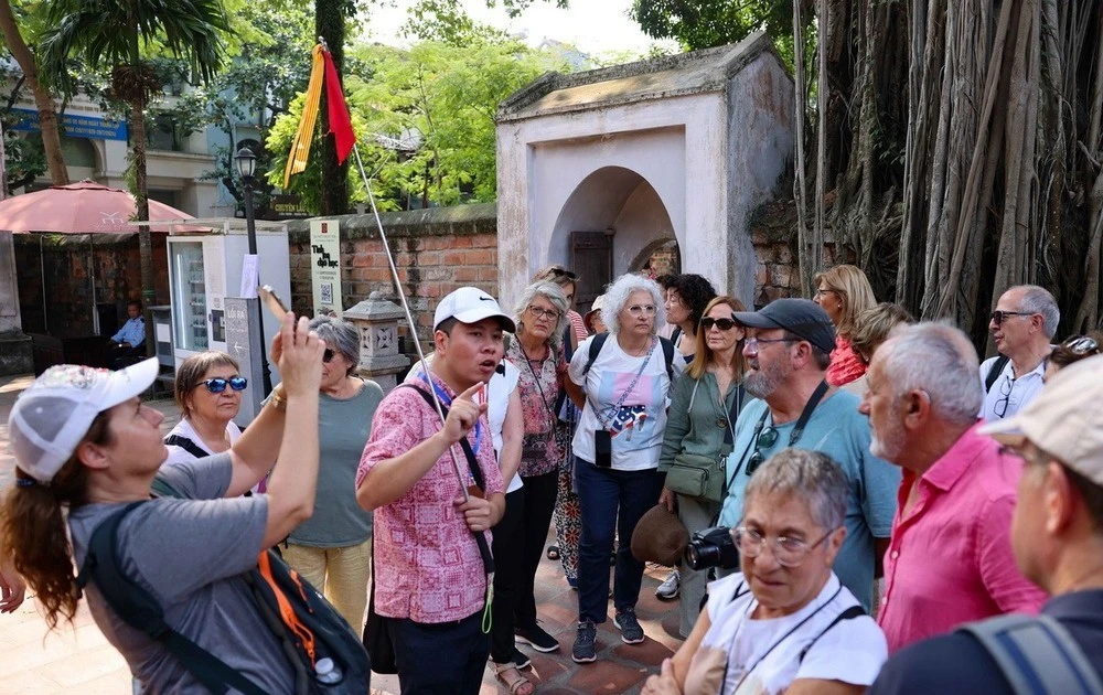 国际游客参观文庙国子监。(图片来源:越通社)