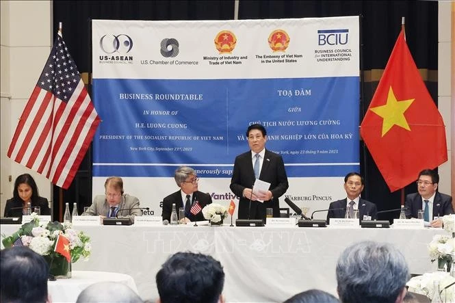 国家主席梁强在座谈会上发表讲话。（图片来源：越通社）
