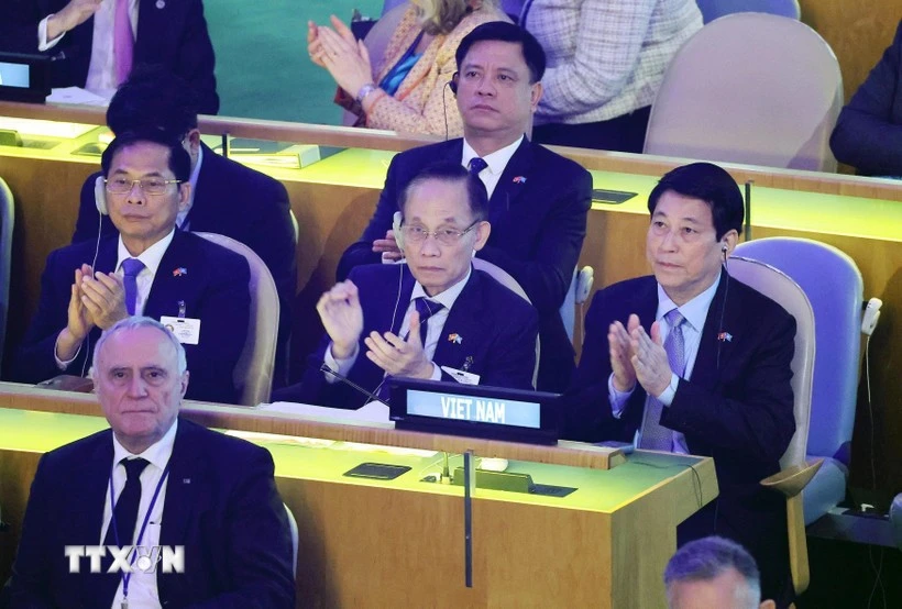 国家主席梁强和越南代表团纪念联合国成立80周年高级别会议。（图片来源：越通社）