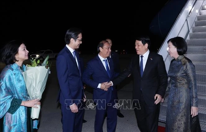 国家主席梁强一行抵达纽约