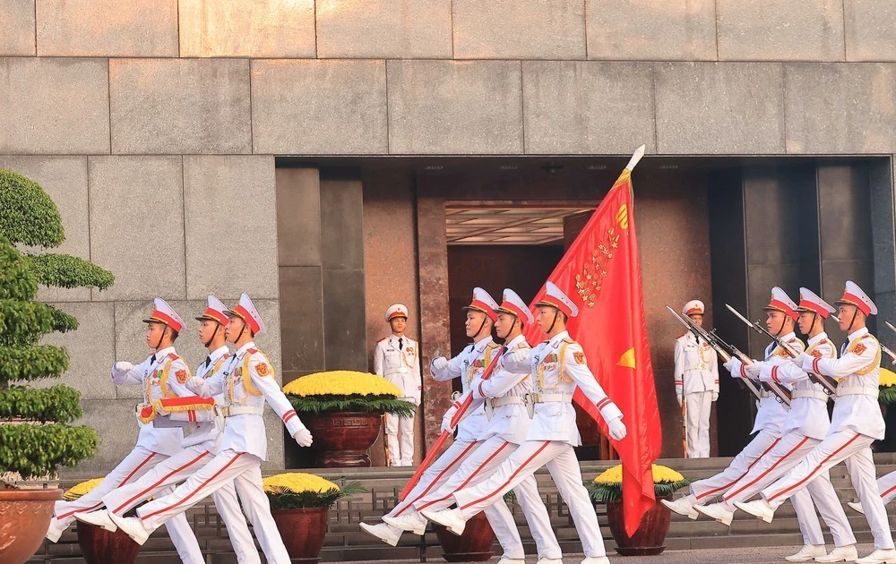 礼宾护卫队在胡志明主席陵前进行队列检阅。（图片来源：越通社）
