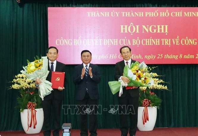 越共中央政治局委员、中央书记处常务书记陈锦秀向阮文年同志和陈流光同志颁授越共中央政治局的任命决定。（图片来源：越通社）