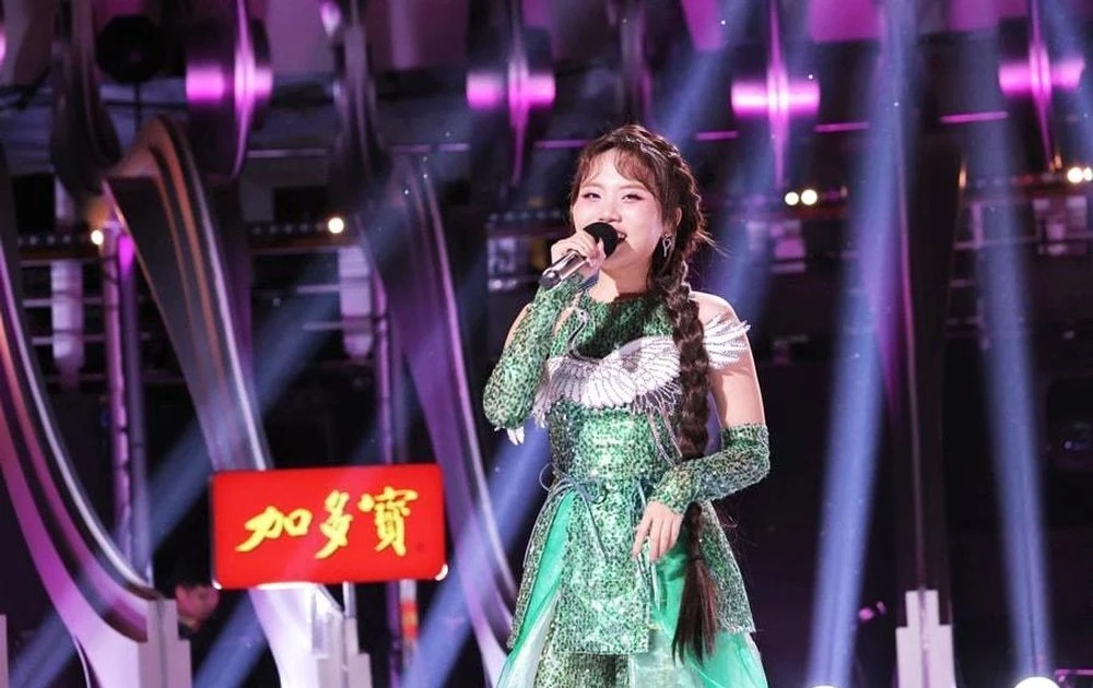 越南歌手芳美芝在 Sing!Asia 舞台上表演。（图片来源：hanoimoi.com）