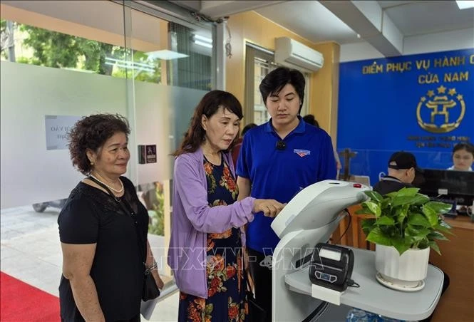 河内南门坊引入机器人参与政务服务。（图片来源：越通社）