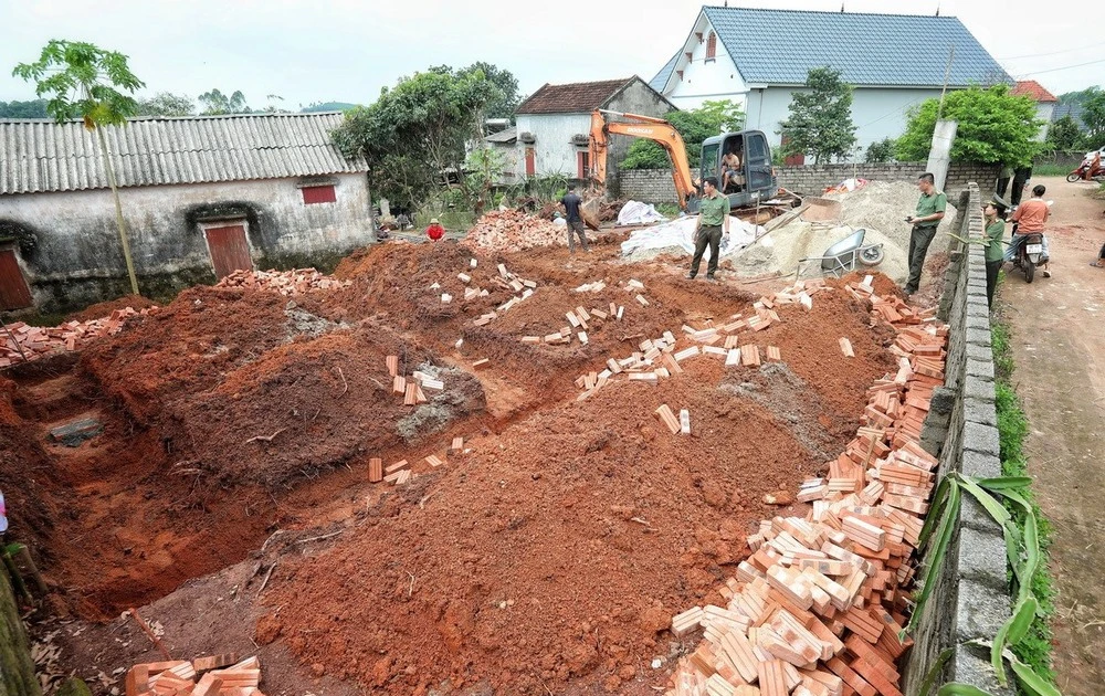 北江省为住房困难的革命有功者家庭举行住房建设开工仪式。（图片来源：越通社） 