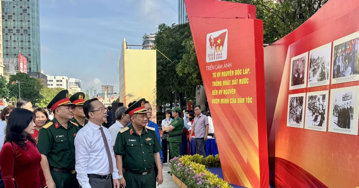 题为“从国家独立统一的纪元到民族奋发图强的纪元”的图片展开展。（图片来源：越通社）