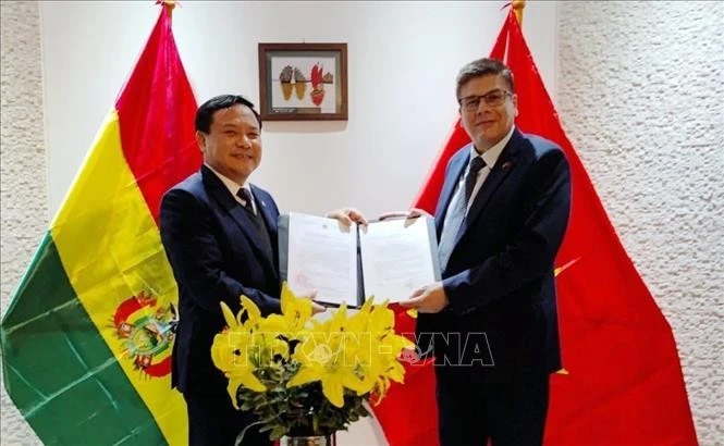 裴文毅大使向米格尔·安赫尔·佩雷斯先生发放关于重新任命越南驻玻利维亚名誉领事的决定。（图片来源：越通社）