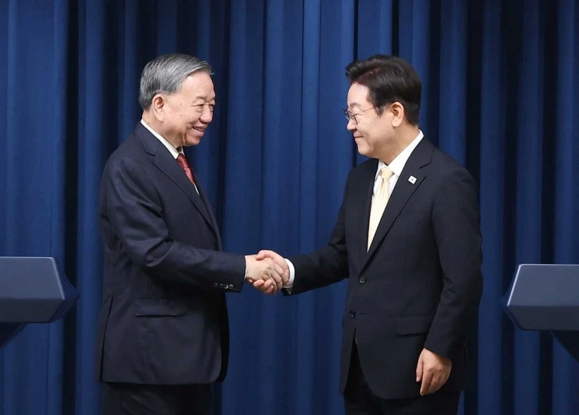 越共中央总书记苏林（左）与韩国总统李在明。（图片来源：越通社）