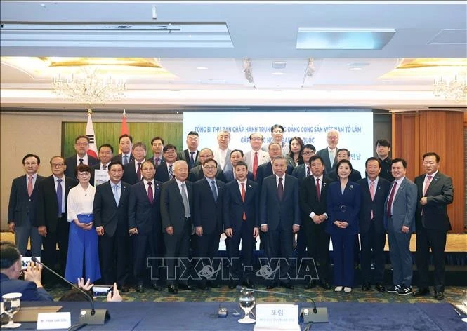 越共中央总书记苏林与韩国朋友合影留念。（图片来源：越通社）