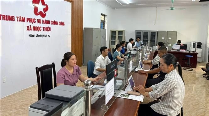 实行两级地方政权三日内 行政服务中心运转通畅。（图片来源：越通社）
