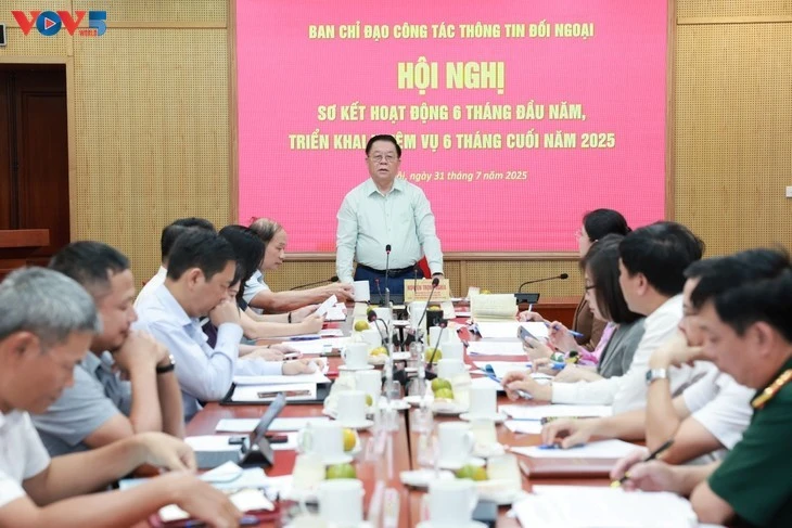 越共中央宣教与民运部部长阮重义主持会议。