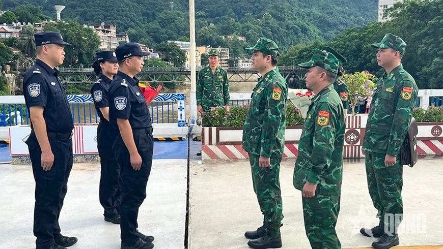 越中两国联合巡逻管控，确保边境安全。（图片来源：人民军队报）