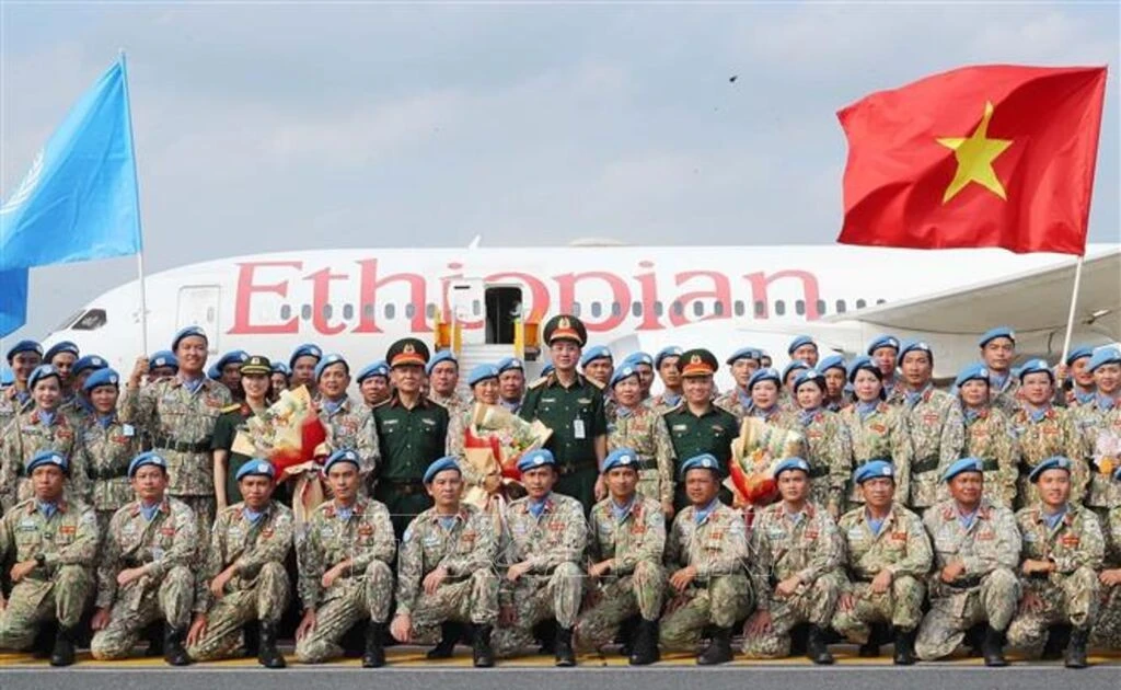 越南维和局领导及国防部各机关代表在迎接第二工兵队回国的仪式上。（图片来源：越通社）