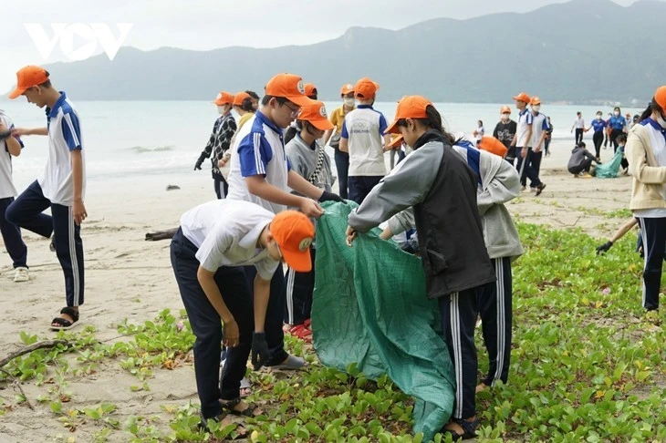 收集垃圾、维护环境绿洁美。（图片来源：越南之声）